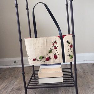 Adorable beaded straw handbag.